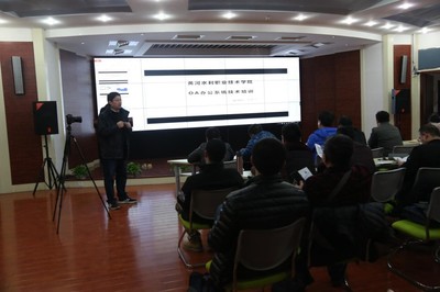 學(xué)校組織召開新OA系統(tǒng)培訓(xùn)會(huì)，全體信息管理員集中